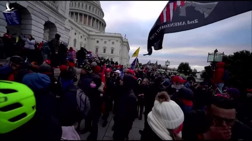 Người ủng hộ Trump đối đầu với lực lượng an ninh để xông vào tòa quốc hội ngày 6/1. Video: Reuters.