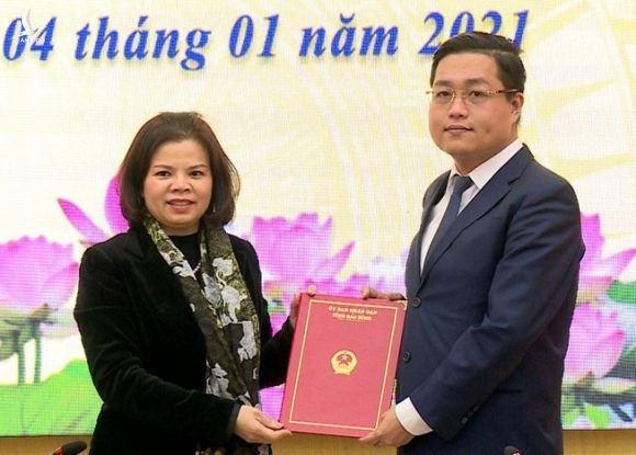 Ông Nguyễn Nhân Chinh (bìa phải) nhận quyết định bổ nhiệm làm Giám đốc Sở Lao động Thương binh Xã hội tỉnh Bắc Ninh. Ảnh:VGP