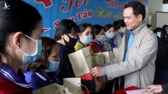 Chủ tịch Tổng LĐLĐ Việt Nam Nguyễn Đình Khang tặng quà cho NLĐ nhân dịp tết Nguyên đán 2021 /// Ảnh ĐẶNG LỢI