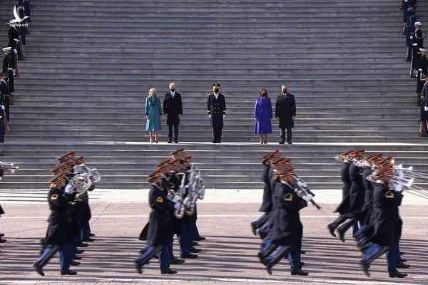 Ông Biden và phu nhân tham dự lễ duyệt binh tại cánh phía Đông điện Capitol. Ảnh: CNN 