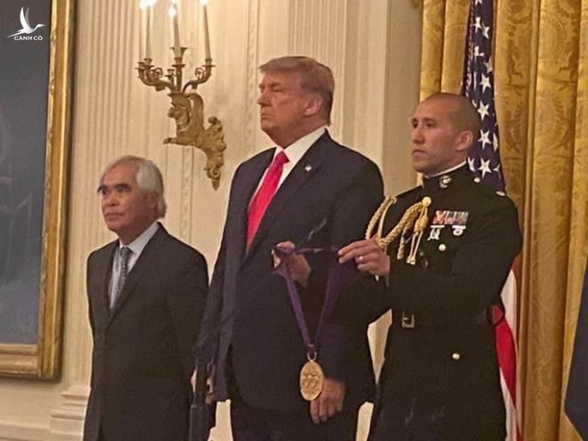 Nick Út được Tổng thống Trump tặng Huân chương - 1