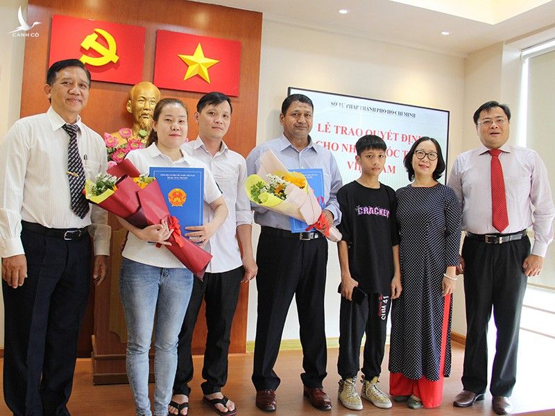 Niềm vui của 2 người vừa nhập quốc tịch Việt Nam - ảnh 1