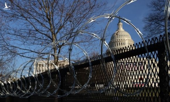 Hàng rào thép gai được dựng lên quanh tòa nhà quốc hội Mỹ ở thủ đô Washington hôm 14/1. Ảnh: AFP.