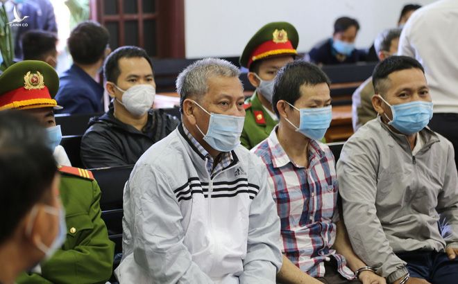 Đại gia xăng dầu Trịnh Sướng lấy tay che mặt trước ống kính của phóng viên tại tòa - Ảnh 3.