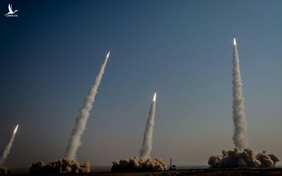 Hàng loạt tên lửa Iran khoe sức mạnh trong cuộc tập trận "Nhà tiên tri vĩ đại 15"