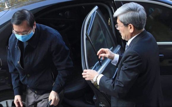 Vì sao cựu Bộ trưởng Vũ Huy Hoàng đến tòa bằng xe Mercedes?