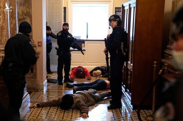 Cảnh sát khống chế người biểu tình xông vào trụ sở quốc hội (Ảnh: Getty)