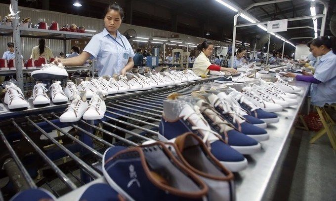 Bên trong một nhà máy sản xuất da giày của Việt Nam. Ảnh: Reuters.
