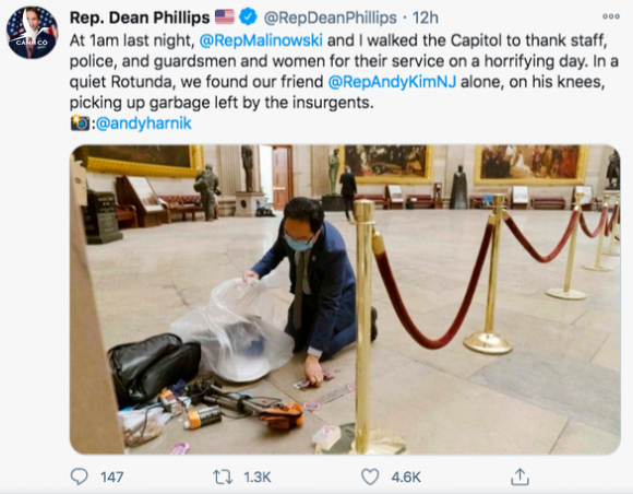 Nghị sĩ Mỹ quỳ xuống nhặt rác trong điện Capitol vì thấy đau lòng - Ảnh 1.