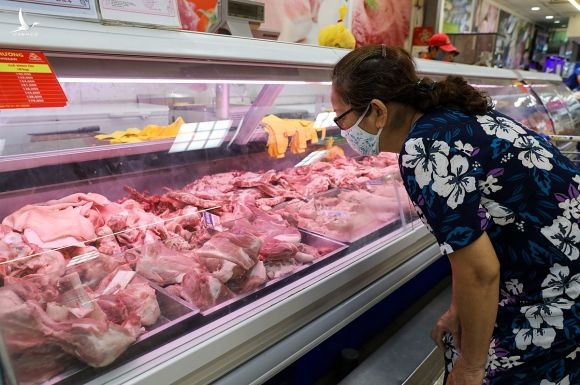 Người dân mua thịt heo tại siêu thị Coopmart quận 9 ngày 26/3/2020. Ảnh: Quỳnh Trần.