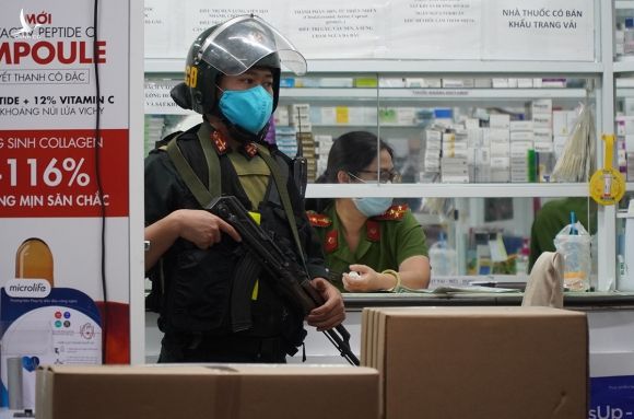 Cảnh sát vây ráp, kiểm tra ba nhà thuốc tháng 12/2020. Ảnh: Phước Tuấn