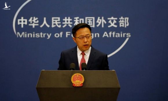 Phát ngôn viên Bộ Ngoại giao Trung Quốc Triệu Lập Kiên trong cuộc họp báo hồi tháng 4/2020 tại Bắc Kinh. Ảnh: Reuters.
