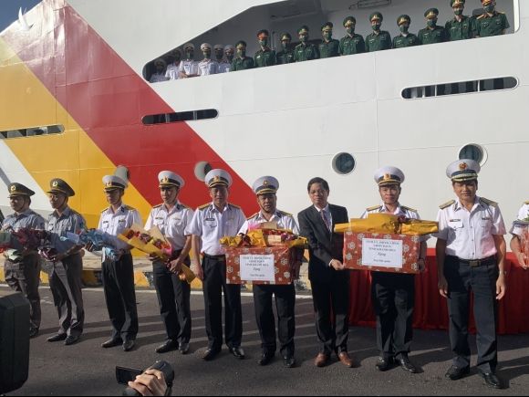  Chủ tịch UBND tỉnh Khánh Hòa Nguyễn Tấn Tuân tặng quà, động viên các tàu thực hiện nhiệm vụ chở đoàn công tác và quà Tết ra Trường Sa.