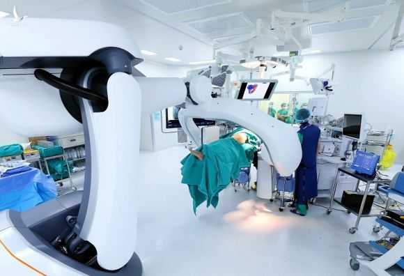 Robot Artis Pheno được sử dụng để dựng hình 3D trực tiếp trong ca phẫu thuật tại phòng mổ Hybrid hiện đại. Ảnh: Bệnh viện Đa khoa Tâm Anh.