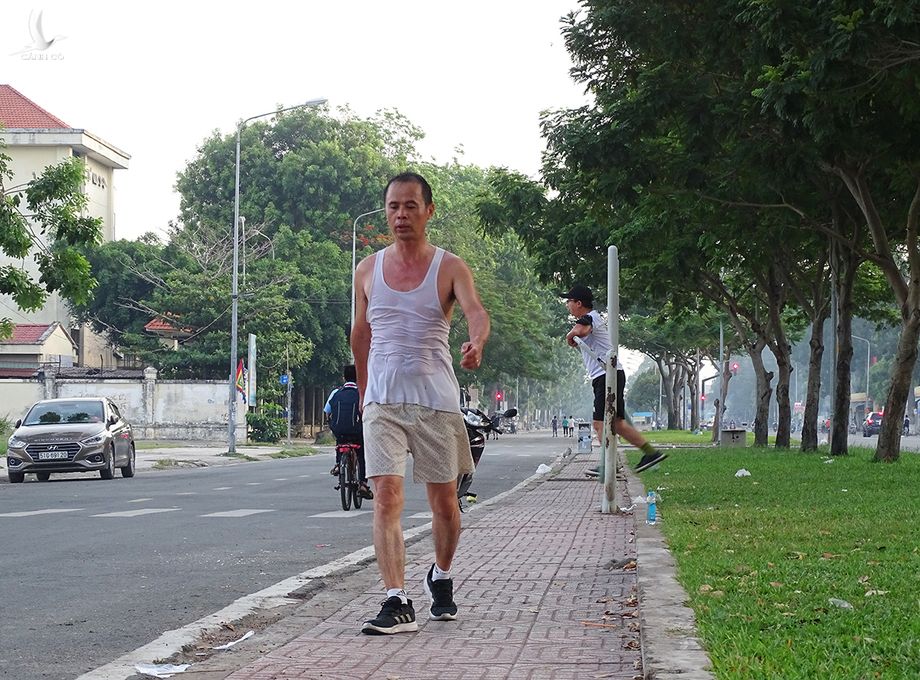 Người dân phường Bình Hưng Hòa B, quận Bình Tân, tập thể dục trên vỉa hè. Ảnh: Hà An.