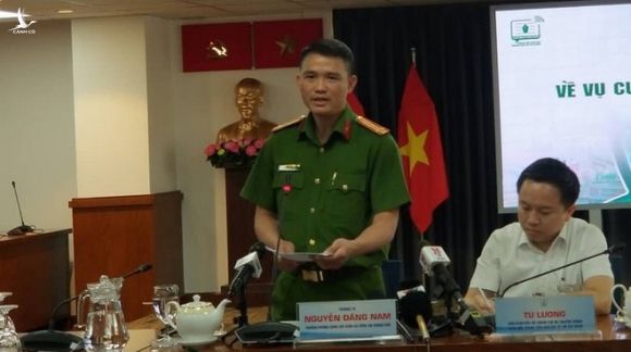 Thượng tá Nguyễn Đăng Nam (đứng, bên trái) /// ẢNH: CÔNG NGUYÊN
