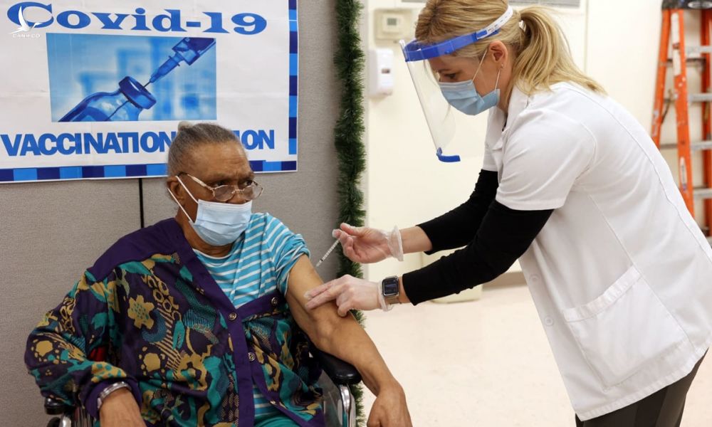 Nhân viên y tế tiêm vaccine Covid-19 cho một người cao tuổi ở Brooklyn, New York hồi cuối tháng 12/2020. Ảnh: Reuters.