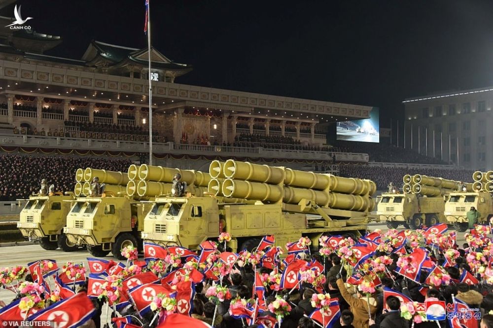 Cờ hoa Triều Tiên và xe chở vũ khí nước này.