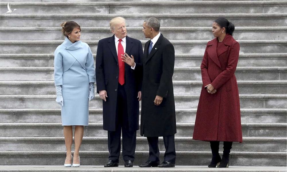 Vợ chồng tổng thống Donald Trump (trái) và vợ chồng tổng thống Barack Obama tại Đồi Capitol hôm 20/1/2017. Ảnh: AP.