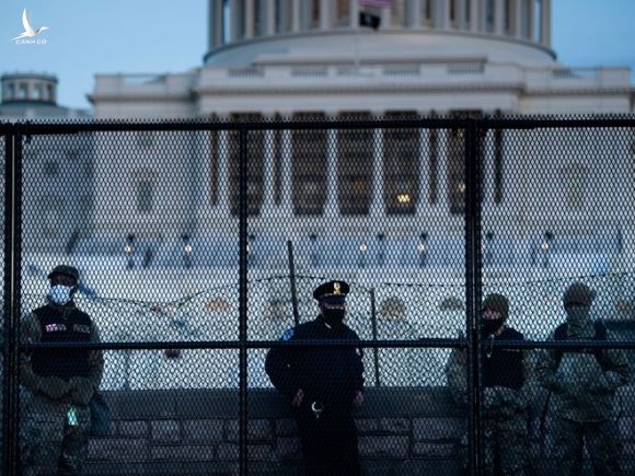 Hàng rào được dựng lên quanh Điện Capitol sau vụ bạo loạn /// AFP
