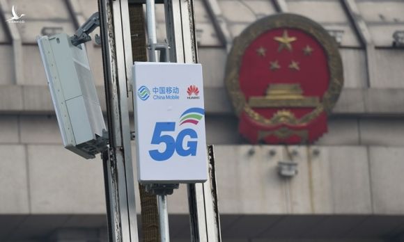Thiết bị hoạt động 5G có logo của China Mobile và Huawei trước trung tâm hội nghị Đại hội Nhân dân Toàn quốc (NPC) ở Lạc Dương, tỉnh Hà Nam, Trung Quốc tháng 2/2019. Ảnh: Reuters.