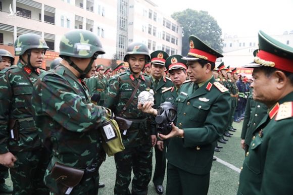 Thượng tướng Phan Văn Giang (thứ 2 từ phải qua) kiểm tra thực tế các lực lượng thực hiện nhiệm vụ tại Lữ đoàn 144, chiều 20/1.