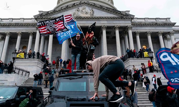 Người biểu tình ủng hộ Trump trong cuộc bạo loạn ở Đồi Capitol hôm 6/1. Ảnh: AFP.