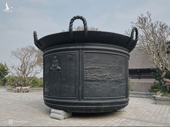 Chiếc vạc đen phía trước đại điện của chùa Tam Chúc mô phỏng lại một trong tứ đại khí An Nam là vạc Phổ Minh. Ảnh: Trung Nghĩa