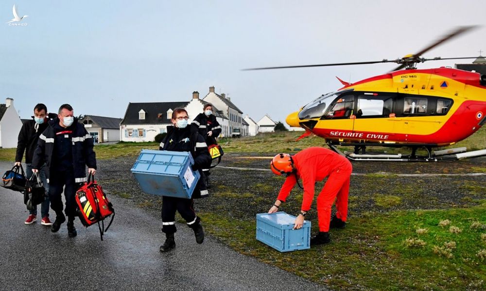 Nhân viên y tế mang vaccine đến Ile d’Hoedic, một hòn đảo nhỏ ở phía tây nước Pháp, hôm 29/1. Ảnh: AFP.