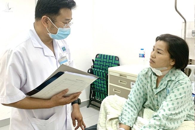 Bệnh nhân Trần Thị Thuần vui mừng khi được BHYT chi trả mức viện phí như đúng tuyến tại BV Ung bướu TP.HCM. Ảnh: HL 