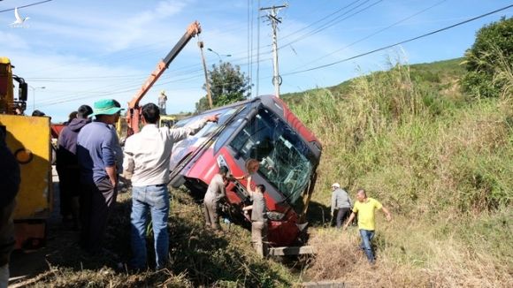 Xe khách giường nằm lật nhào xuống mương nước /// Lâm Viên