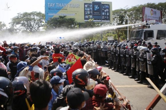 Cảnh sát phun vòi rồng vào người biểu tỉnh ở thủ đô Naypyidaw, Myanmar, hôm 9/2. Ảnh: AFP