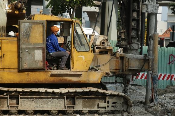 Anh Phạm Thanh Tuấn, 32 tuổi, điều khiển máy khoan cọc xi-măng đất tại dự án sửa đường Nguyễn Hữu Cảnh, sáng 30 Tết. Ảnh: Gia Minh.