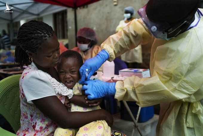 Một đứa trẻ được tiêm vaccine phòng bệnh Ebola ở Beni, Congo, hôm 13/7/2019.
