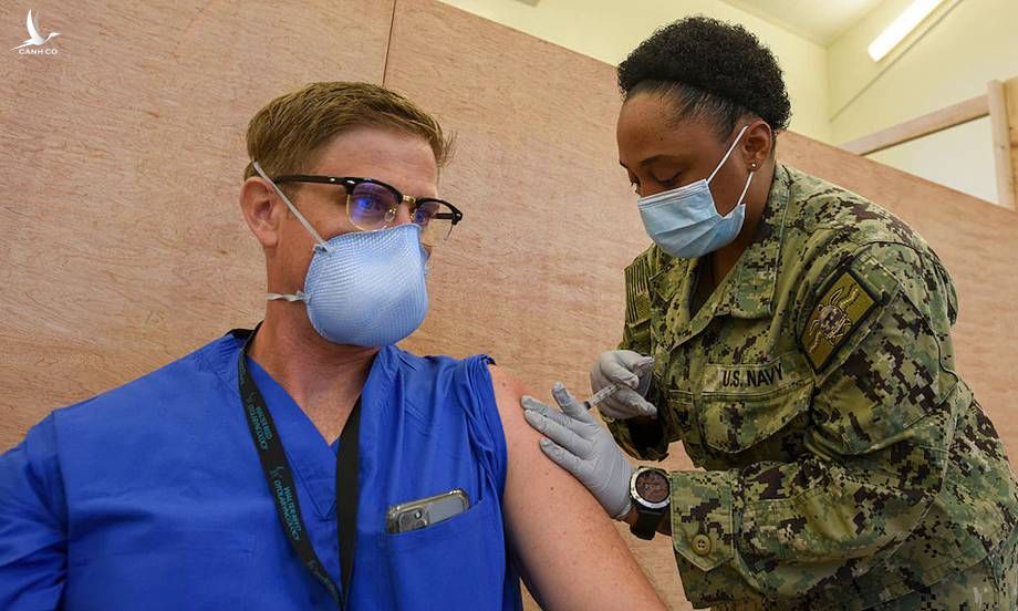 Quân nhân Mỹ tiêm vaccine Covid-19 tại Guam ngày 4/1. Ảnh: US Army