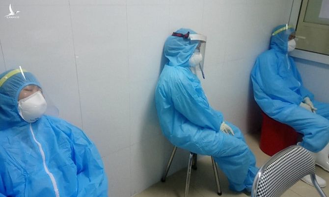 Hình ảnh bác sĩ Bệnh viện Việt Nam Uông Bí Thuỵ Điển nghỉ ngơi sau khi đi truy vết tại ổ dịch Đông Triều. Ảnh: Bệnh viện cung cấp