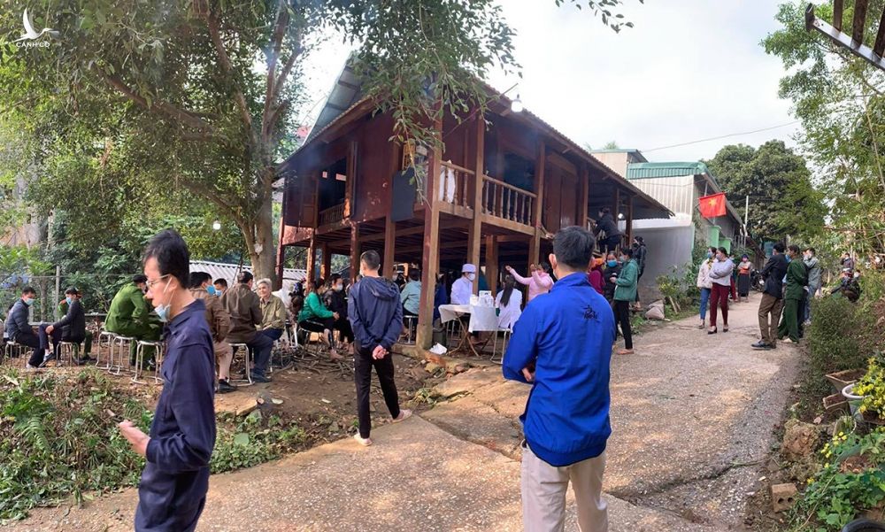 Gia đình và công an đang chuẩn bị lễ tang cho thiếu tá Luân tại thị trấn Mường Lát. Ảnh: Lam Sơn.