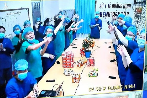 Giao thừa đặc biệt của Bộ trưởng Nguyễn Thanh Long và các y, bác sĩ điều trị bệnh nhân Covid-19 ảnh 4