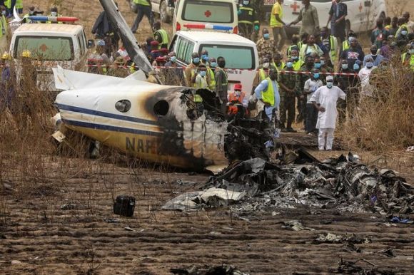 Xác chiếc máy bay quân sự bị rơi ở Nigeria /// Reuters