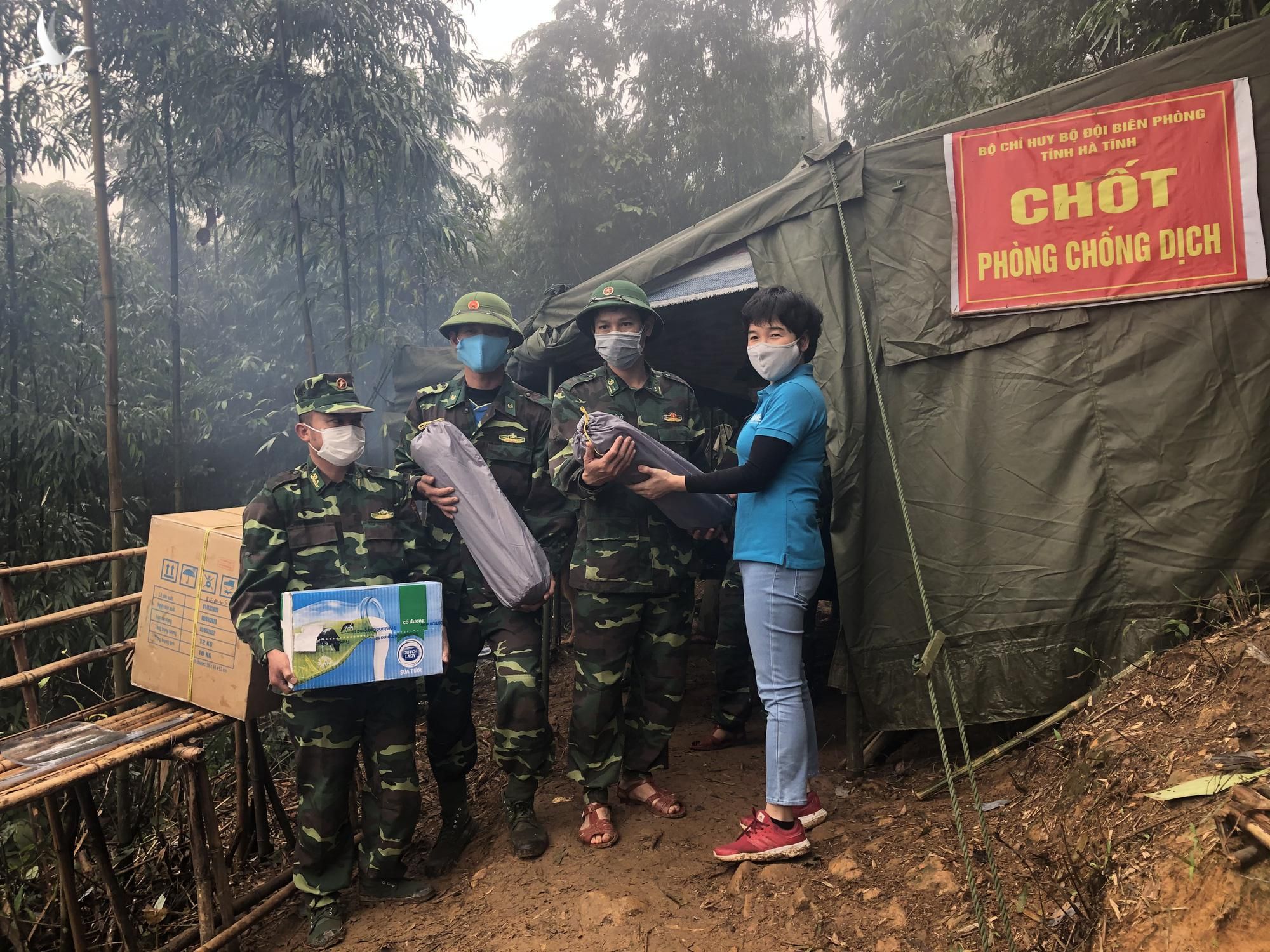 Sữa Cô Gái Hà Lan tặng lều ngủ và sản phẩm dinh dưỡng cho lực lượng chiến sĩ biên phòng và tình nguyện viên tại Hà Tĩnh, Quảng Trị vào tháng 4-2020