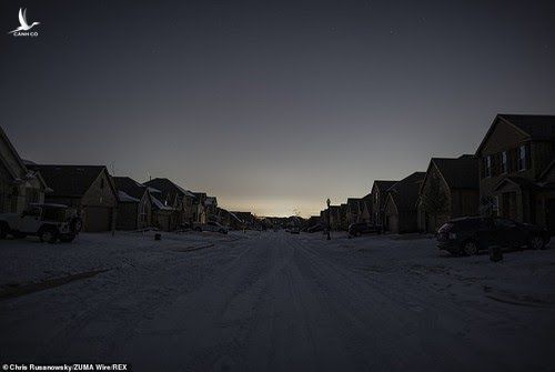 Gần 4 triệu người ở Texas sống trong cảnh tăm tối, lạnh lẽo vì không có điện. Ảnh: REX