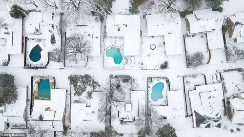 Dallas (bang Texas) phủ tuyết trắng xóa. Ảnh: Daily Mail