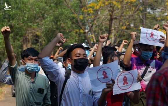 Sinh viên Đại học Dagon biểu tình phản đối quân đội cầm quyền /// Reuters