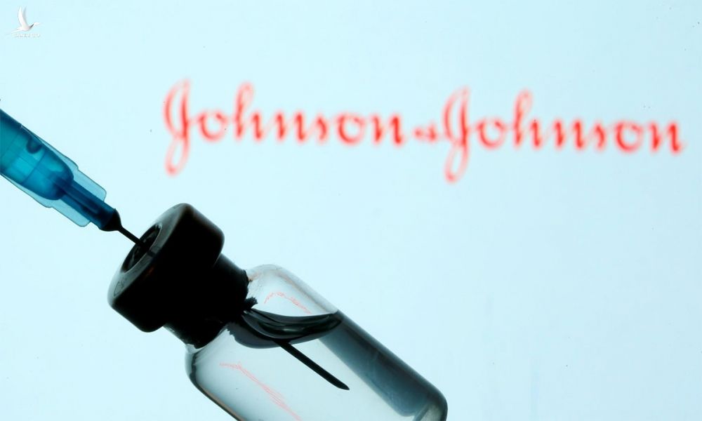 Một lọ đựng vaccine Covid-19 của Johnson&Johnson. Ảnh: Reuters.