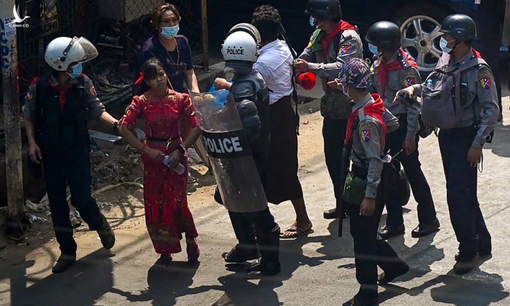 Cảnh sát Myanmar bắt người tham gia biểu tình tại thành phố Yangon, ngày 27/2. Ảnh: AFP.