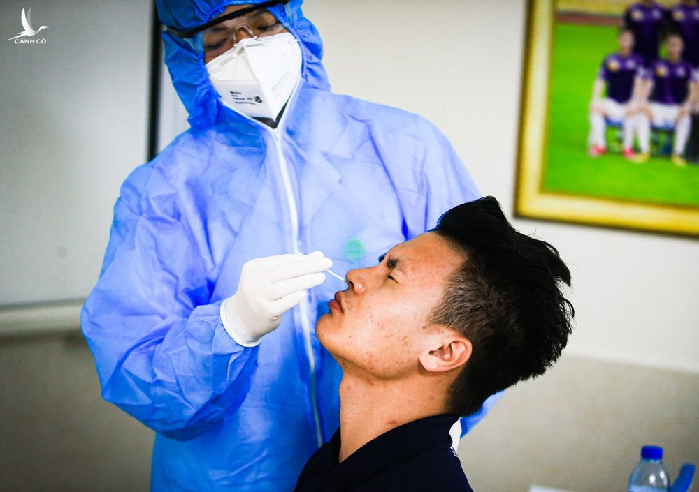 Các nhân viên y tế lấy dịch mũi, xét nghiệm nCoV sau kỳ nghỉ Tết Nguyên Đán.