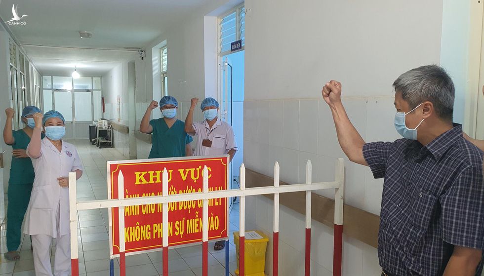 Thứ trưởng Bộ Y tế Nguyễn Trường Sơn: Cảm phục trước sự hi sinh của đồng nghiệp - Ảnh 1.