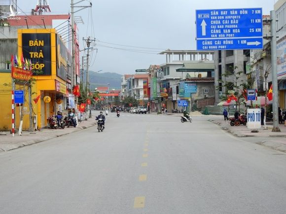 Trung tâm thị trấn Cái Rồng, huyện Vân Đồn những ngày bị phong tỏa. Ảnh: Minh Cương