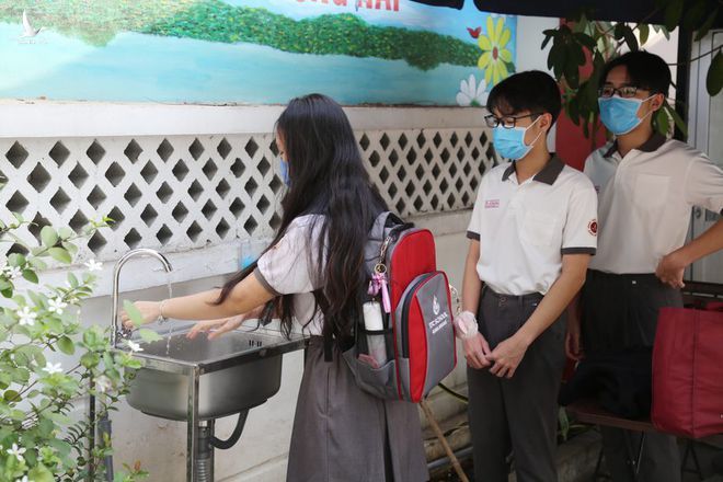 Học sinh Trường Trịnh Hoài Đức (Đồng Nai) rửa tay sát khuẩn trước khi vào lớp