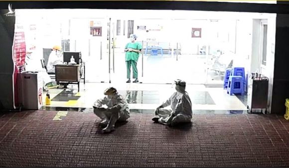 Nhân viên y tế Bệnh viện Phổi Quảng Ninh ngồi chờ đón bệnh nhân mới. Ảnh: Bệnh viện cung cấp.
